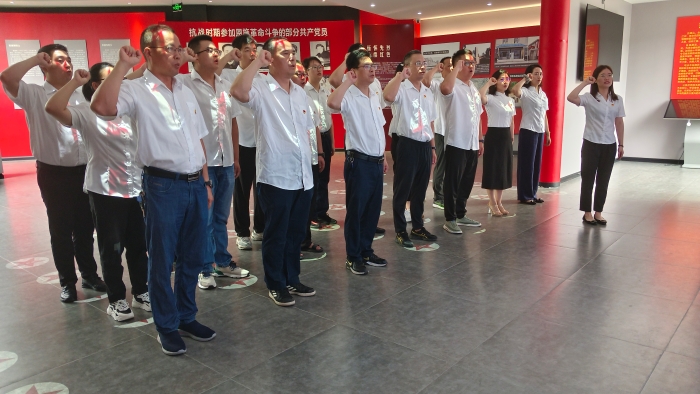 黨員(yuán)政治生(sheng)活館宣(xuan)誓