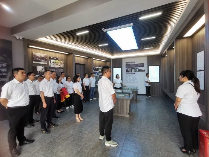 參(can)觀黨員(yuan)政治生(sheng)活館圖(tú)片.jpg（采用(yong)）